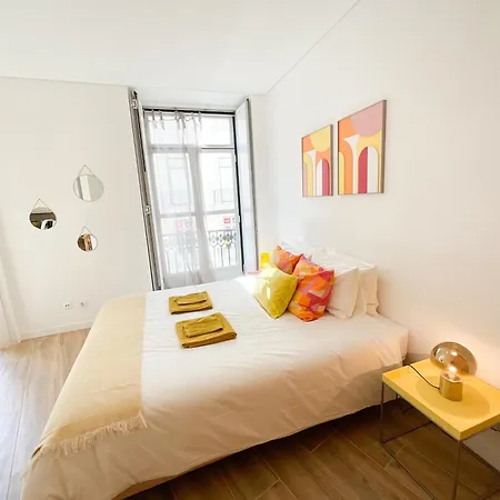 Luxury In Chiado 1 Br * ליסבון